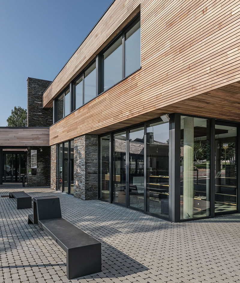 Bardage extérieur sur la haut d'un bâtiment